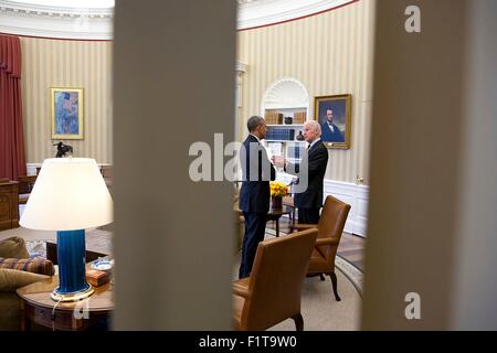 Le président des États-Unis, Barack Obama, des entretiens avec le Vice-président Joe Biden dans le bureau ovale de la Maison Blanche le 15 avril 2015 à Washington, DC. Banque D'Images