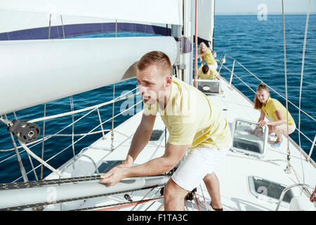 Groupe d'amis ensemble sur voilier, Mer Adriatique Banque D'Images