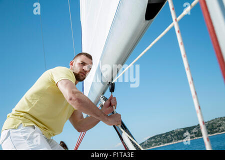 Réglage de l'homme sur la voile voilier Mer Adriatique, Banque D'Images