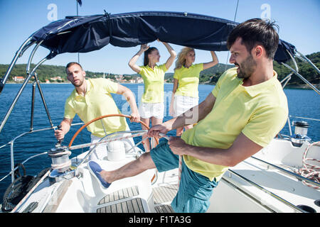 Groupe d'amis ensemble sur voilier, Mer Adriatique Banque D'Images