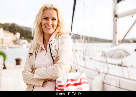 Portrait de femme au port, Mer Adriatique Banque D'Images