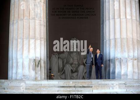 Le président américain Barack Obama et le Premier ministre japonais Shinzo Abe lors d'une visite au Mémorial de Lincoln le 27 avril 2015 à Washington, DC. Banque D'Images