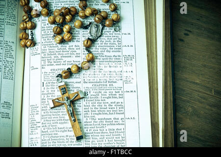 Chapelet en bois sur une vieille Bible Banque D'Images