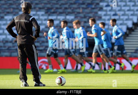 Glasgow, Grande-Bretagne. Sep 6, 2015. L'entraîneur de l'Allemagne Joachim Loew (L) réagit au cours de la dernière session de la German national soccer squad à Glasgow, Grande Bretagne, 6 septembre 2015. L'Allemagne se prépare à l'UEFA EURO 2016 match de qualification contre l'Ecosse à Glasgow le 7 septembre 2015. Photo : Federico Gambarini/dpa/Alamy Live News Banque D'Images