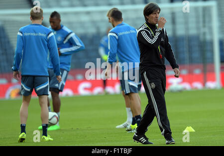 Glasgow, Grande-Bretagne. Sep 6, 2015. L'entraîneur de l'Allemagne Joachim Loew (R) réagit au cours de la dernière session de la German national soccer squad à Glasgow, Grande Bretagne, 6 septembre 2015. L'Allemagne se prépare à l'UEFA EURO 2016 match de qualification contre l'Ecosse à Glasgow le 7 septembre 2015. Photo : Federico Gambarini/dpa/Alamy Live News Banque D'Images