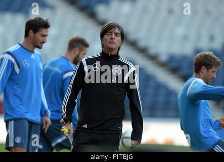 Glasgow, Grande-Bretagne. Sep 6, 2015. L'entraîneur de l'Allemagne Joachim Loew réagit lors de la dernière session de formation de l'équipe nationale de football allemande à Glasgow, Grande Bretagne, 6 septembre 2015. L'Allemagne se prépare à l'UEFA EURO 2016 match de qualification contre l'Ecosse à Glasgow le 7 septembre 2015. Photo : Federico Gambarini/dpa/Alamy Live News Banque D'Images