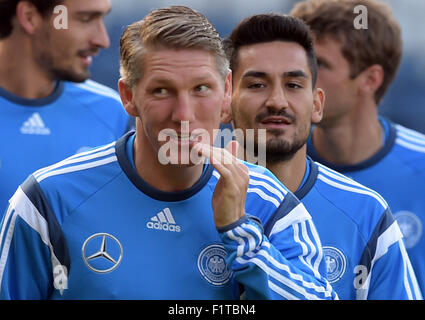 Glasgow, Grande-Bretagne. Sep 6, 2015. Tapis l'Allemagne Hummels (l-r), Ilkay Gundogan, Bastian Schweinsteiger, Thomas Müller und en action lors de la dernière session de formation de l'équipe nationale de football allemande à Glasgow, Grande Bretagne, 6 septembre 2015. L'Allemagne se prépare à l'UEFA EURO 2016 match de qualification contre l'Ecosse à Glasgow le 7 septembre 2015. Photo : Federico Gambarini/dpa/Alamy Live News Banque D'Images