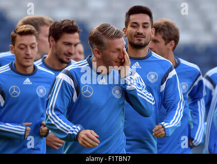 Glasgow, Grande-Bretagne. Sep 6, 2015. L'Allemagne Mesut Ozil (l-r), Mats Hummels, Bastian Schweinsteiger, Ilkay Gundogan et Thomas Mueller en action lors de la dernière session de formation de l'équipe nationale de football allemande à Glasgow, Grande Bretagne, 6 septembre 2015. L'Allemagne se prépare à l'UEFA EURO 2016 match de qualification contre l'Ecosse à Glasgow le 7 septembre 2015. Photo : Federico Gambarini/dpa/Alamy Live News Banque D'Images