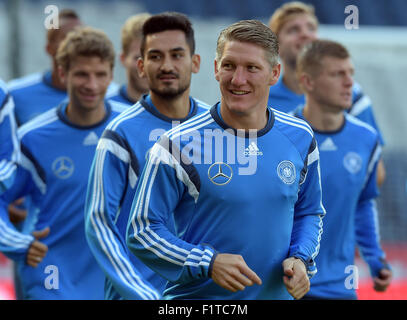 Glasgow, Grande-Bretagne. Sep 6, 2015. L'Allemagne Thomas Mueller (l-r), Ilkay Gundogan, Bastian Schweinsteiger, Christoph Kramer et Toni Kroos en action lors de la dernière session de formation de l'équipe nationale de football allemande à Glasgow, Grande Bretagne, 6 septembre 2015. L'Allemagne se prépare à l'UEFA EURO 2016 match de qualification contre l'Ecosse à Glasgow le 7 septembre 2015. Photo : Federico Gambarini/dpa/Alamy Live News Banque D'Images