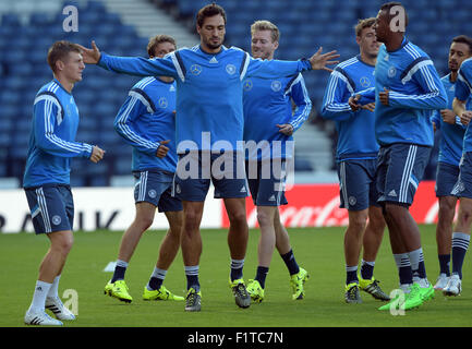 Glasgow, Grande-Bretagne. Sep 6, 2015. Toni Kroos de l'Allemagne (l-r), Thomas Mueller, Mats Hummels, André Schuerrle, Max Kruse, Jerome Boateng und Karim Bellarabi en action lors de la dernière session de formation de l'équipe nationale de football allemande à Glasgow, Grande Bretagne, 6 septembre 2015. L'Allemagne se prépare à l'UEFA EURO 2016 match de qualification contre l'Ecosse à Glasgow le 7 septembre 2015. Photo : Federico Gambarini/dpa/Alamy Live News Banque D'Images