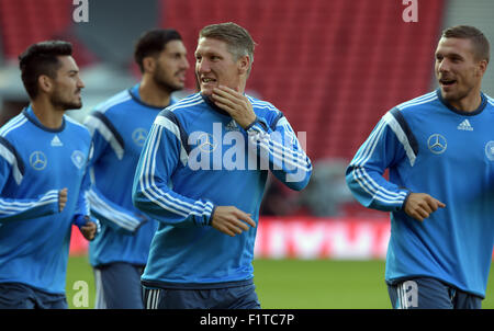 Glasgow, Grande-Bretagne. Sep 6, 2015. L'Ilkay Gundogan (l-r), Emre Can, Bastian Schweinsteiger et Lukas Podolski en action lors de la dernière session de formation de l'équipe nationale de football allemande à Glasgow, Grande Bretagne, 6 septembre 2015. L'Allemagne se prépare à l'UEFA EURO 2016 match de qualification contre l'Ecosse à Glasgow le 7 septembre 2015. Photo : Federico Gambarini/dpa/Alamy Live News Banque D'Images