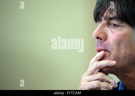 Glasgow, Grande-Bretagne. Sep 6, 2015. L'entraîneur de l'Allemagne Joachim Loew parle au cours d'une entrevue à la suite de la dernière session de la German national soccer squad à Glasgow, Grande Bretagne, 6 septembre 2015. L'Allemagne se prépare à l'UEFA EURO 2016 match de qualification contre l'Ecosse à Glasgow le 7 septembre 2015. Photo : Federico Gambarini/dpa/Alamy Live News Banque D'Images