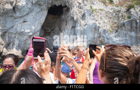 Capri, Italie - 14 août 2015 : les touristes prennent des photos sur les téléphones intelligents et tablettes, excursion en bateau vers l'île de Capri Banque D'Images