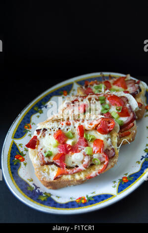 Bruschetta aux tomates et bacon disposées sur une plaque Banque D'Images