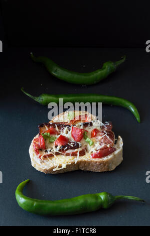 Un accueil gastronomique fait bruschetta et piments verts Banque D'Images