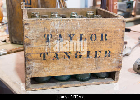 Des bouteilles vides en caisse wodden vintage Banque D'Images