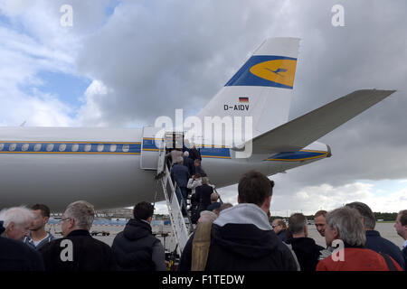 Les passagers à bord d'un Airbus A321 de Lufthansa à Francfort/Main, Allemagne, 06 septembre 2015. A annoncé une nouvelle série de pilotes les actions de grève chez Lufthansa. La grève touche tous les vols long-courriers de l'entreprise et devrait commencer le matin et jusqu'à minuit, cela en fonction de l'Union européenne pilote pilotage. Photo : Federico Gambarini/dpa Banque D'Images