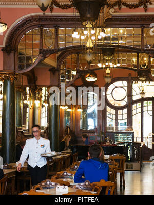 Intérieur de la Cafe Majestic, l'un des plus anciens cafés de Porto. Banque D'Images