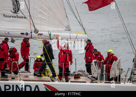 PIC DE FICHIER : Southend, Essex, Royaume-Uni. 31 août, 2015. L'équipe d'Ichrcoal vague à la foule alors qu'ils partent à la course autour du monde Crédit : Darren Attersley/Alamy Live News Banque D'Images