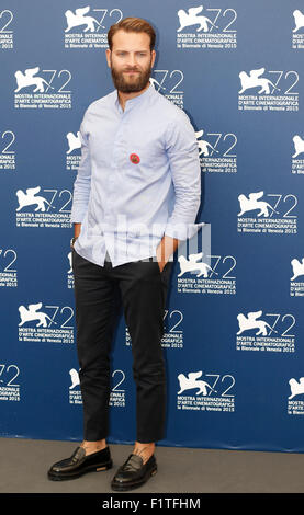 Venise, Italie. Sep 6, 2015. L'acteur Alessandro Borgh pose pendant le photocall du film 'ne pas être mauvais" au 72e Festival International du Film de Venise à Venise, Italie, le 6 septembre, 2015. © Ye Pingfan/Xinhua/Alamy Live News Banque D'Images