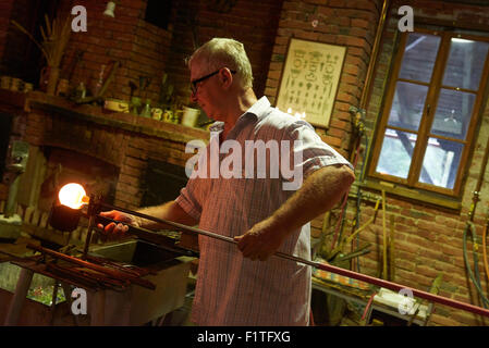 Verriers, Souffleurs de verre en fusion, formant l'usine de verre, verreries, faites à la main, art, glassforming lampworker, verre soufflé, Banque D'Images