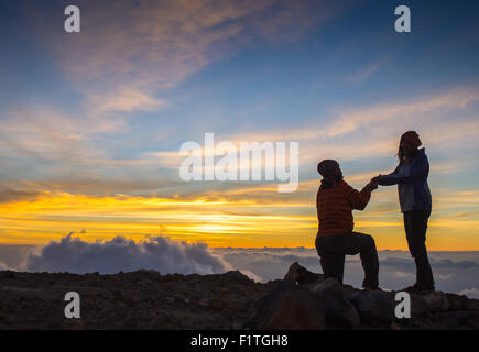 Silhouette Couple amoureux pendant le coucher du soleil - touching noses Banque D'Images