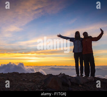 Silhouette Couple amoureux pendant le coucher du soleil - touching noses Banque D'Images