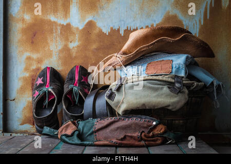 Sacs en cuir et accessoires pour s'habiller en vieux bois panier. Banque D'Images