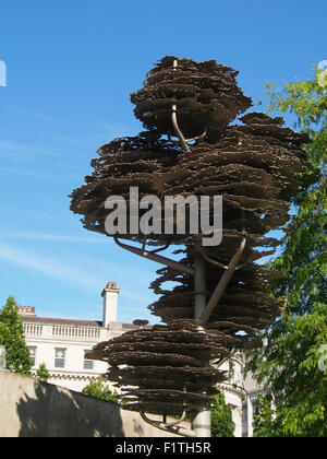 Arbre de souvenir dans les jardins de Piccadilly, Manchester, Royaume-Uni. Conçu par les artistes Wolfgang de fortifier et Fiona Heron. Banque D'Images