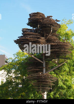 Arbre de souvenir dans les jardins de Piccadilly, Manchester, Royaume-Uni. Conçu par les artistes Wolfgang de fortifier et Fiona Heron. Banque D'Images