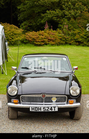 Une MGB GT Noir à Picton Castle Vintage car rally, Pembrokeshire, Pays de Galles, Royaume-Uni. Banque D'Images