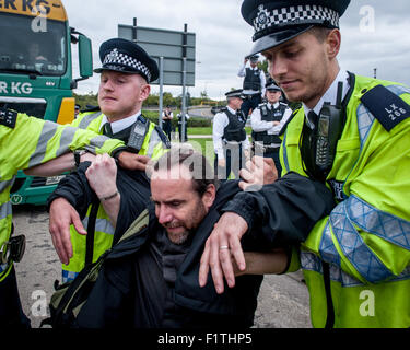 Londres, Royaume-Uni. 7 Septembre, 2015. Supprimer la police un vicaire du blocus lors d'une protestation contre la DSEI, l'une des plus grandes foires d'armes monde. Les militants sont irrités par l'impact qu'ils prétendent la foire a sur le Òarms et la répression du commerce.Ó les manifestants visent à organiser une semaine d'action contre la juste à entraver le bon déroulement de l'événement, qui aura lieu du 15 au 18 septembre 2015 au centre ExCel, Royal Victoria Dock. Credit : Pete Maclaine/Alamy Live News Banque D'Images