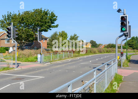 Toucan passage pour piétons et cyclistes sur route, en Angleterre. Banque D'Images