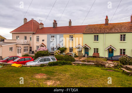 Chalets colorés à Hope Cove, South Devon, Angleterre, Royaume-Uni Banque D'Images