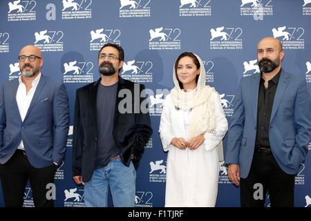 Venise, Italie. Sep 7, 2015. (L-R) Acteur Amir Aghaei, directeur Vahid Jalilvand, actrice Niki Karimi et producteur Ali Jalilvand poser pendant la photocall du film 'Le Mercredi, Mai 9' à la 72e Festival International du Film de Venise à Venise, Italie, le 7 septembre 2015. Credit : Ye Pingfan/Xinhua/Alamy Live News Banque D'Images