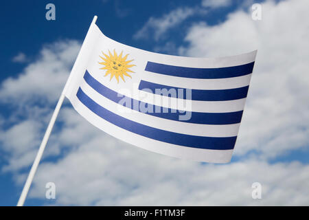 Drapeau Uruguay en face d'un ciel bleu Banque D'Images