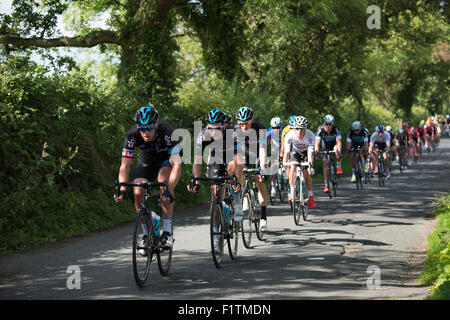 M. Downham village, Lancashire, Royaume-Uni. 7 Septembre, 2015. Étape 2 Aviva Tour of Britain course à vélo dans la vallée de Ribble, Lancashire. L'équipe Sky à la tête du peloton. Crédit : STEPHEN FLEMING/Alamy Live News Banque D'Images