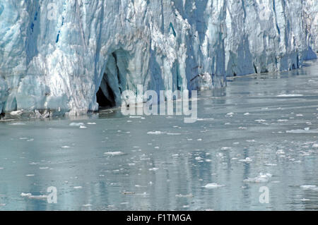 Close up d'une grotte de glace où Marjorie glacier répond à la baie, à Glacier Bay National Park, Alaska, en août 2015 Banque D'Images