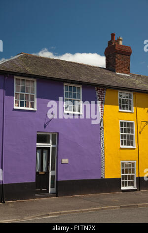 Une rangée de maisons à Bishop's Castle Shropshire lumineux peint des couleurs originales. Banque D'Images