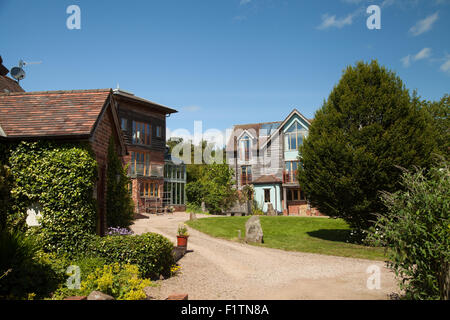 ECO maisons dans le château de Wintles Bishop's Shropshire Angleterre. Banque D'Images