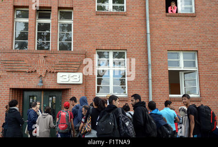 Berlin, Allemagne. 07Th Nov, 2015. Les réfugiés d'attente à la Schmidt Knobelsdorf barracks à leur arrivée à Berlin, Allemagne, 07 septembre 2015. Photo : BRITTA PEDERSEN/dpa/Alamy Live News Banque D'Images