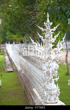 Mur du temple blanc dans le nord de la Thaïlande Banque D'Images