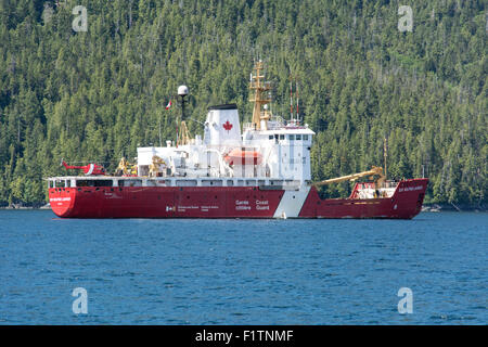 Le navire de la Garde côtière canadienne Sir Wilfred Laurier croisière à travers les eaux côtières du nord de la Colombie-Britannique, Canada. Banque D'Images