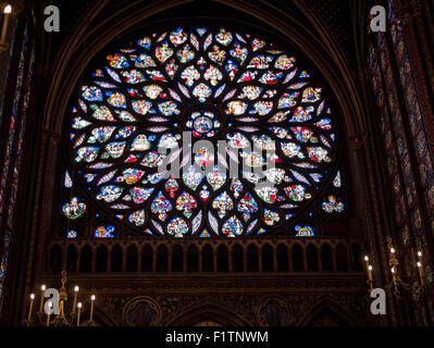 Rose à l'arrière de Sainte Chapelle. L'immense fenêtre rose à l'arrière de la Sainte Chapelle. Il décrit l'apocalypse. Banque D'Images