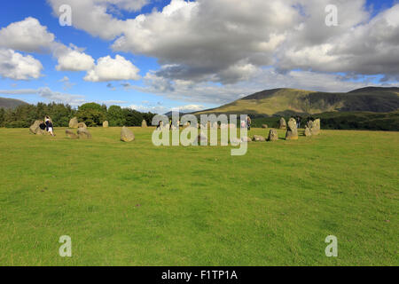 Les visiteurs du cercle de pierres de Castlerigg avec Clough Head, Cumbria, Parc National de Lake District, England, UK. Banque D'Images