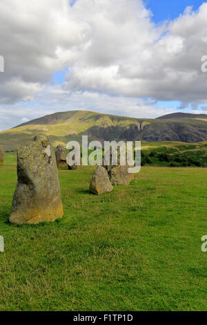 Cercle de pierres de Castlerigg avec Clough Head, Cumbria, Parc National de Lake District, England, UK. Banque D'Images