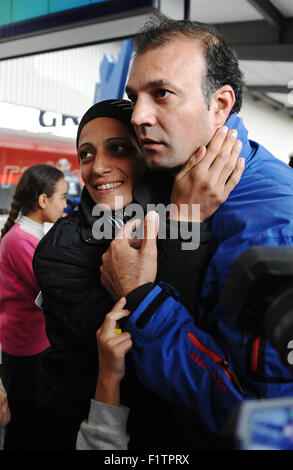 Munich, Allemagne. 07Th Nov, 2015. Un national syrien (R) résidant actuellement à Berlin accueille sa soeur qui vient d'arriver à partir de Budapest, en Hongrie, à la gare centrale de Munich, Allemagne, 07 septembre 2015. Photo : Andreas GEBERT/dpa/Alamy Live News Banque D'Images