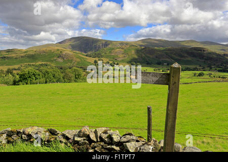 Cercle de pierres de Castlerigg signpost et distant Clough Head Près de Keswick, Cumbria, Parc National de Lake District, England, UK. Banque D'Images