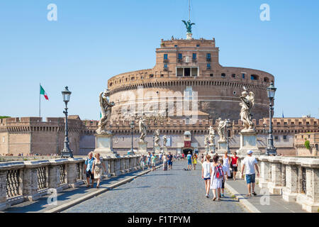 Castel Sant' Angelo du Ponte Sant'angelo Lungotevere Castello Roma Rome Lazio Italie Europe de l'UE Banque D'Images