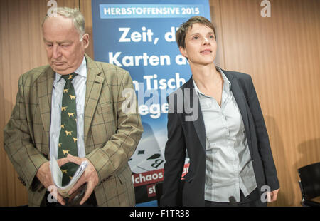 Berlin, Allemagne. 07Th Nov, 2015. Frauke Petry (R), président national de parti politique allemand, l'AfD et le vice-président Alexander Gauland arrivent à une conférence de presse à Berlin, Allemagne, 07 septembre 2015. Petry et Gauland présente le programme de la partie intitulée "2015 Herbstoffensive - Zeit, die Karten auf den Tisch zu legen' (lit. Offensive de l'automne 2015 - Le temps de poser les cartes sur la table). Photo : MICHAEL KAPPELER/dpa/Alamy Live News Banque D'Images